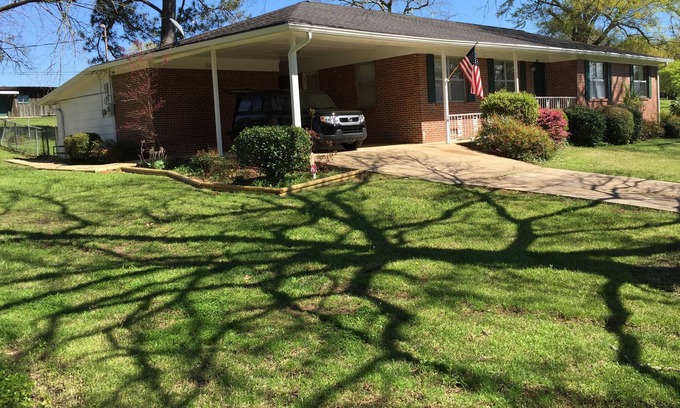 Starkville House | Bulldog Getaway, 3 bedroom, 2 bath, 1.5 miles to campus