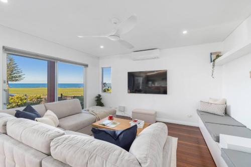 Bulli House | 'Bulli Escape' Bright Beachfront Stay & Scenic Views
