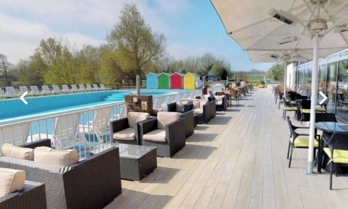 Ampney Crucis Ski Chalet | Bumble Bee Lodge, Hoburne Cotswold Holiday Park