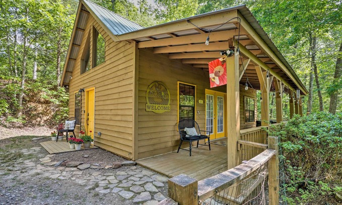 Murphy Cottage | 'Bumblebee Cottage' Murphy Retreat w/Hot Tub