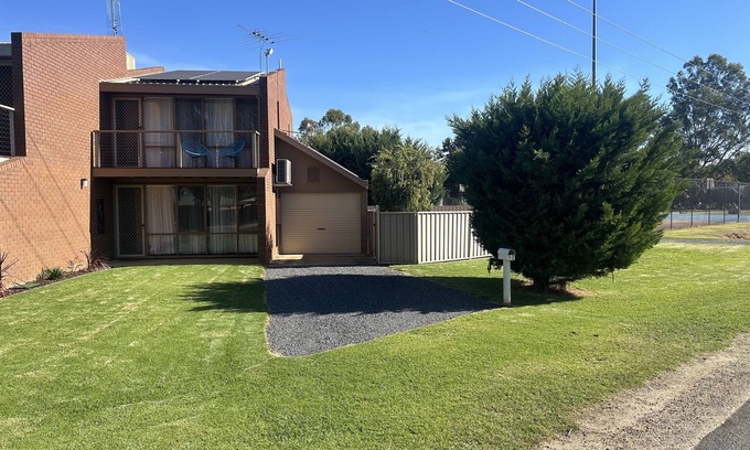 Indigo Shire House | Bundalong Villa on Francis Elliot