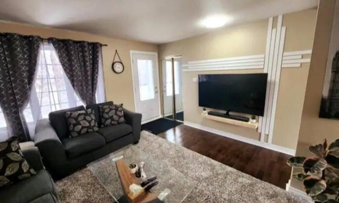 Longueuil House | Bunga-lounge: 3 BDR, Pool, Parking