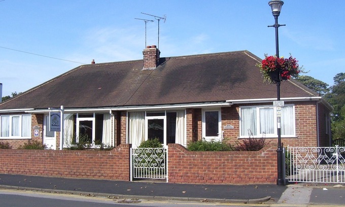 Sewerby House | Bungalow, 2 bedroom, enclosed pet friendly garden, cliff top walks beaches 5 min