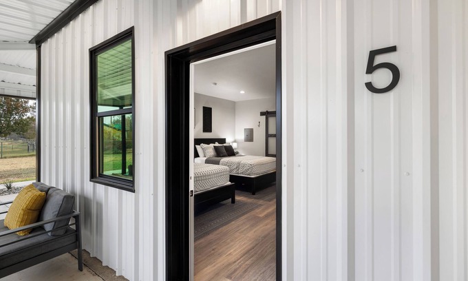 Dennis House | Bungalow 5 @ Barndo Bungalows