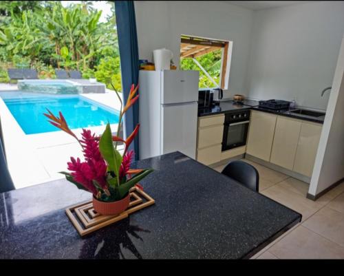 Sainte-Anne Apartment | Bungalow au Coeur du Vert RO 4