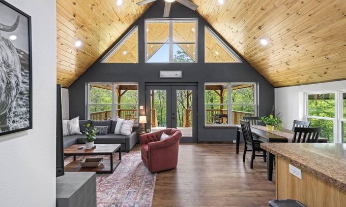 Pickens Cabin | Bungalow Cabin | Riverfront | Kayaks | Stargazing