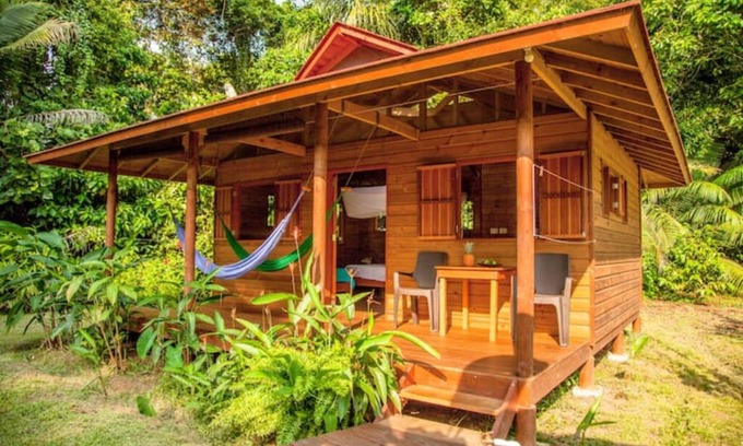 Nuqui House | Bungalow Romantique sur la Plage - Proche Termales