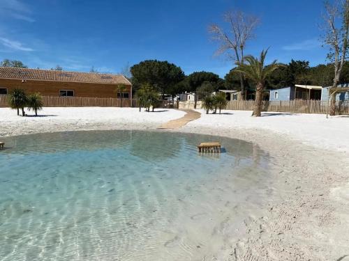 Vendres House | Bungalow cosy à Vendres avec piscine partagée