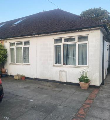 Northolt Mandeville Apartment | Bungalow