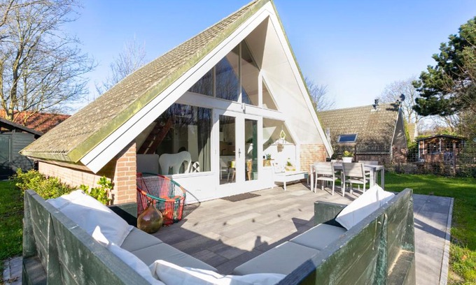 Ouddorp House | Bungalow Jonkerstee 81 - Ouddorp near the beach with big garden - not for companies