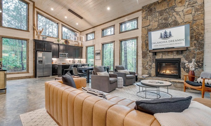Broken Bow Cabin | Bunk House—Arcade—Hot Tub—Memory Foam—Smart TV