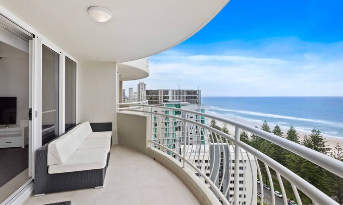 Burleigh Heads Apartment | Burleigh Heads Ocean Views 17th Floor Apartment