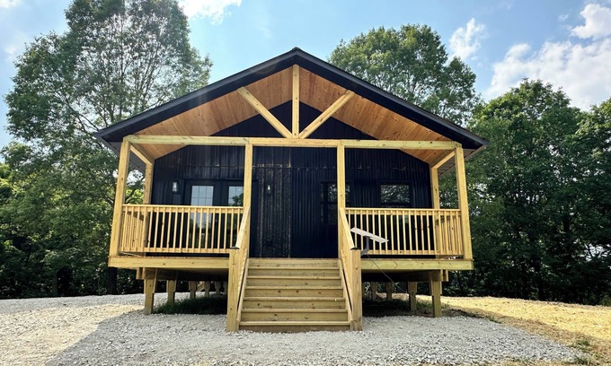 Glouster Cabin | Burr Oak Cabin With Hot Tub and WIFI