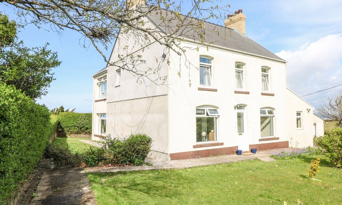 Llanrhidian Higher Cottage | BURRY HOUSE, pet friendly, with hot tub in Llanmorlais