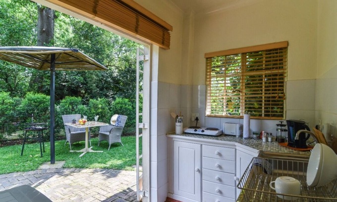 Muldersdrift House | Bushwillow Spacious Cottage for 2 People With Private Garden Access!