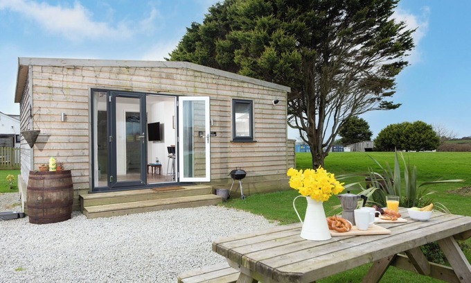 Helford Passage Cottage | BUSHWOOD LODGE, pet friendly, with a garden in Helston