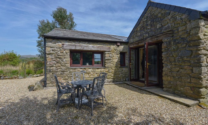 Yelverton Cottage | BUSTER BARN, pet friendly, with a garden in Sampford Spiney
