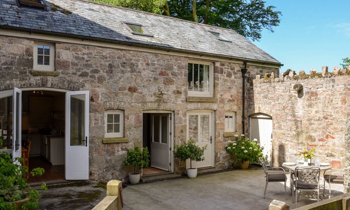 Ivybridge Cottage | BUTTERBROOK COACH HOUSE, pet friendly, with open fire in Ivybridge