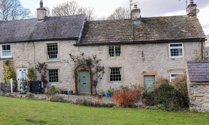 Castleton Cottage | BUTTERCUP COTTAGE, pet friendly in Castleton, Peak District