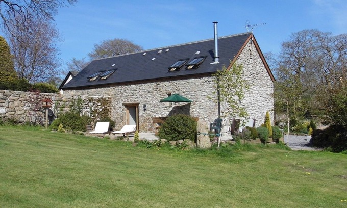 Moretonhampstead Cottage | BUTTERDON BARN, pet friendly, with hot tub in Moretonhampstead
