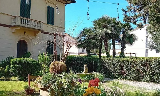 Torre del Lago Puccini House | Butterfly house. Apartment in Villa. Shared swimming pool and large park