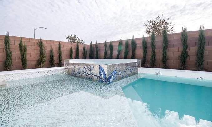 Sovana House | BUTTERFLY Lounge w/2 Masters - 12 min f/the Strip