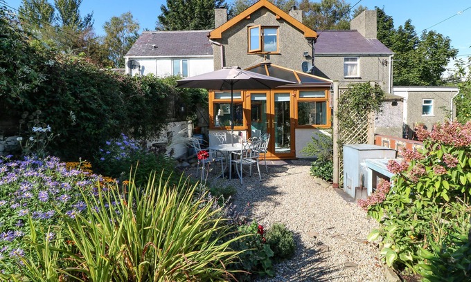 Rhyd-y-clafdy Cottage | BWTHYN Y FELIN, family friendly, with open fire in Pwllheli