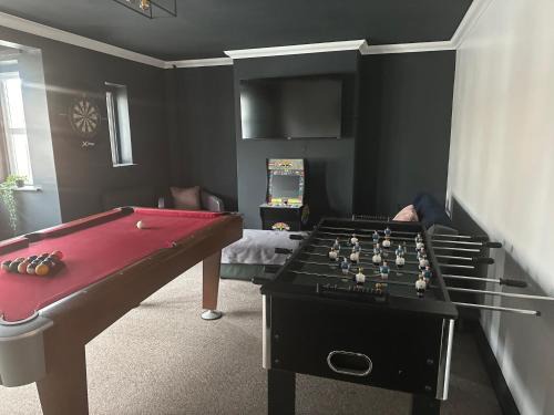 Riverside Apartment | By Lushlets - Apartments Games Room Hot Tub - Great for Hens Stags and Sporting groups