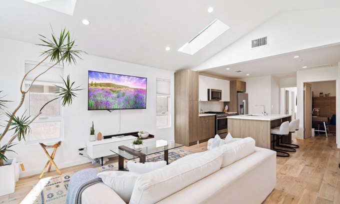 Culver City House | By the Beach! 2-bedroom house in Culver City w/Fast WiFi, 10 mins to the Beach!