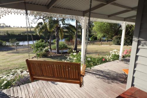 Swan Reach House | Bylands Cottage Historic Home - Tambo river views and pet friendly