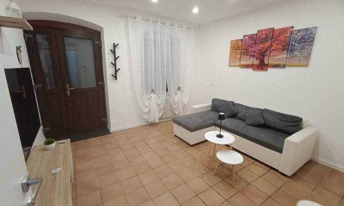 Gorizia Apartment | Byron's Holiday House (Ground Floor)