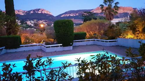 Cassis Apartment | "Côté Charlemagne" Centre-ville Garage Piscine Terrasse