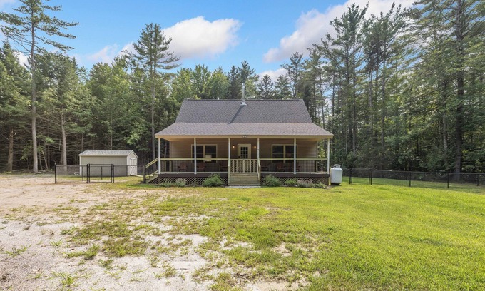 Bethel Ski Chalet | C-Howder Chalet Dog Heaven! Huge Fenced Yard