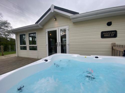 Bethesda Apartment | C02 - The Monaco with Hot tub