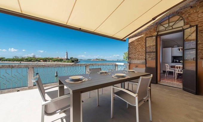 Santa Maria in Stelle Apartment | Ca' delle Contesse Luxury waterfront apartment