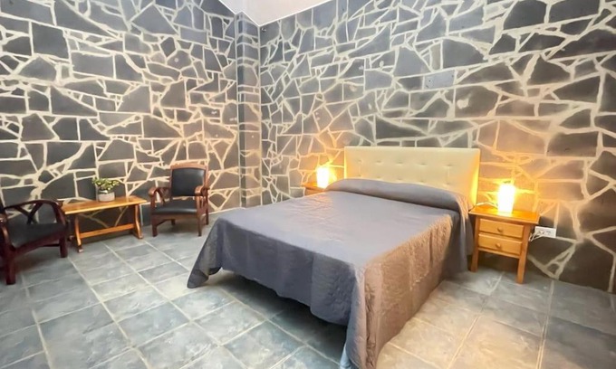 Las Rosas Ski Chalet | Cabaña de piedra volcánica