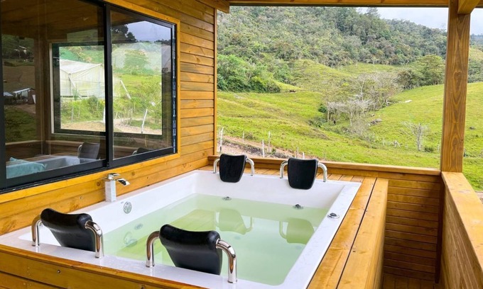 Cocorna Villa | Cabaña Gaia de Madera Con Jacuzzi