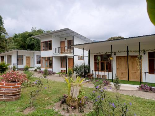 Mindo Cabin | CABAÑAS GOLDEN TANAGER