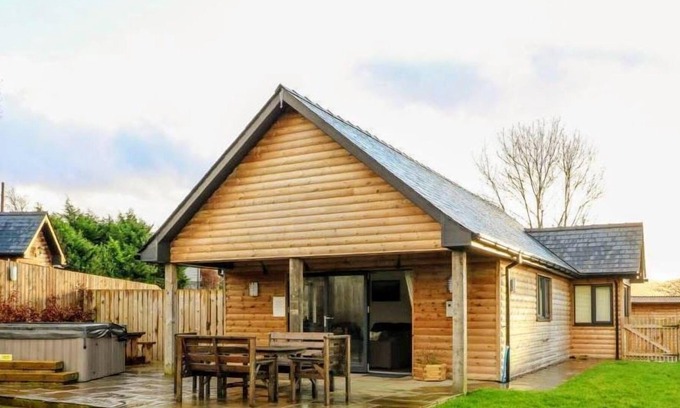 Rhayader Cabin | Caban Nant Ddu - Cabin with Hot Tub Sleeping 6 guests