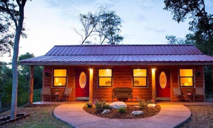 Waco House | Cabin 2 Rental 15 minutes from Magnolia and Baylor