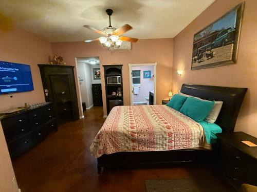 Lakehills House | Cabin 4 The Roost Cabins