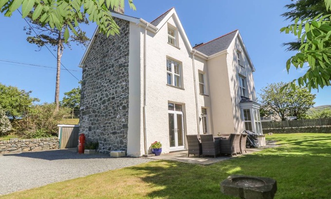 Talybont Cottage | Cabin ∙ 6 bedrooms ∙ 10 guests