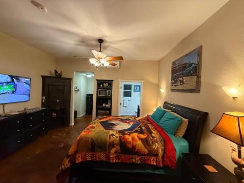 Lakehills House | Cabin 6 The Roost Cabins