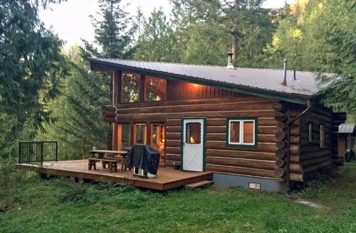 Maple Falls House | Cabin 97 - pinecone Log Cabin at the Lake that is Pet-friendly