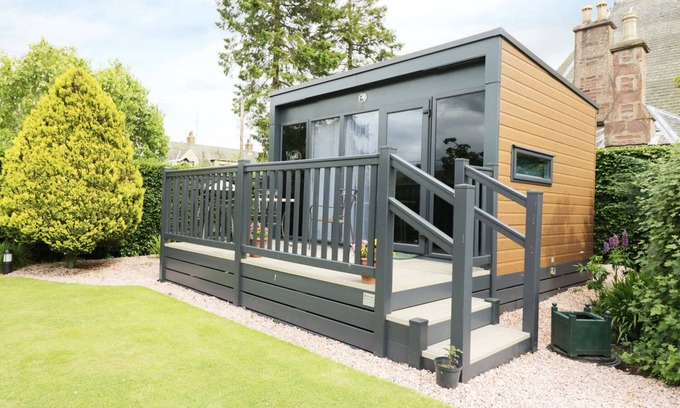 Glenisla Cottage | CABIN AT THE TAVERN, pet friendly, with a garden in Coupar Angus