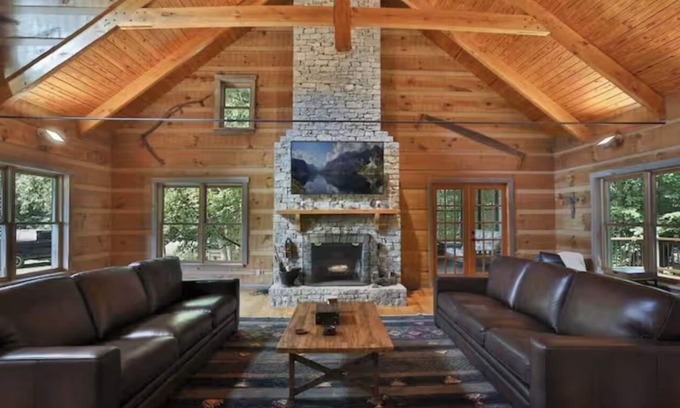 Shelbyville Cabin | Cabin+Bunkhouse Sleeps 24 near Lex Lou Like New Spacious Modern Rustic Retreat