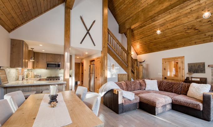 Truckee House | Cabin Fever at Tahoe Donner by Tahoe Getaways - All New with Hot Tub & HOA