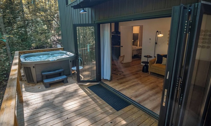 Cashes Valley Cabin | Cabin in Blue Ridge - Stylish 2-bedroom cabin with EV charger & outdoor movies