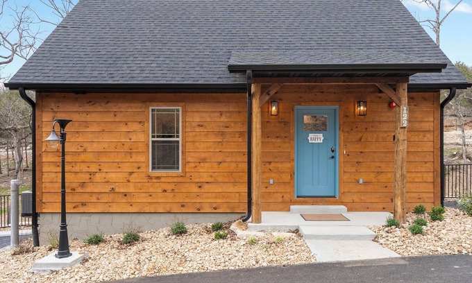 Branson Cabin | Cabin near Thunder Ridge w Pvt Hot Tub, Cmty Indoor Pool, Free Attraction Tickets