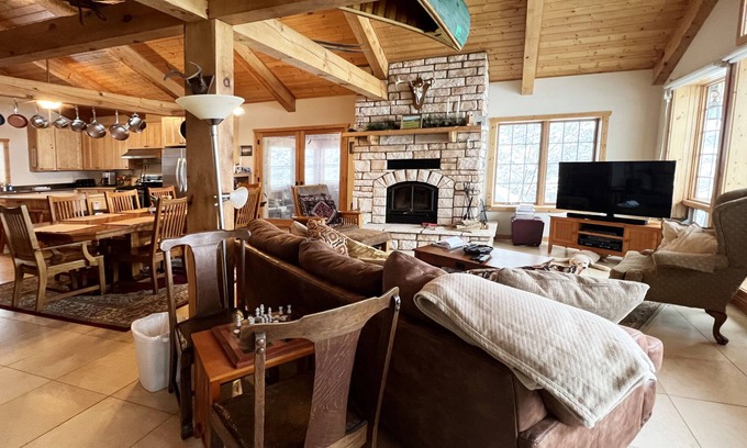 Ely Cabin | Cabin on Burntside Lake! Great for Families, Ice Fishing, Snowmobilers